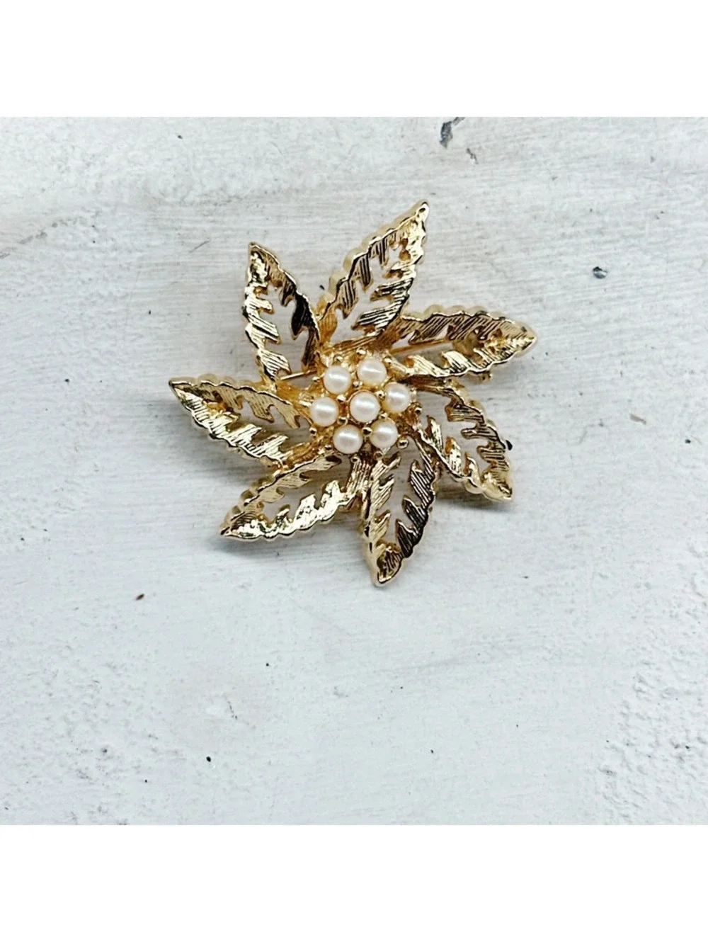 1054mc. Goldtone Floral Brooch